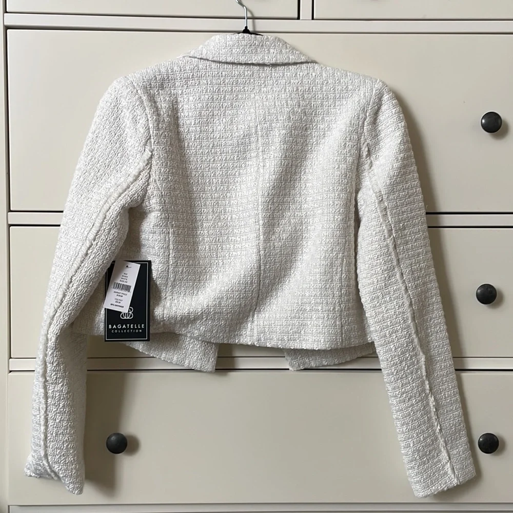 Crisp white cropped blazer - Picture 2 of 3